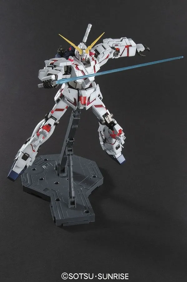 Mobile Suit Gundam Master Grade 1/100 Unicorn Gundam Model Kit