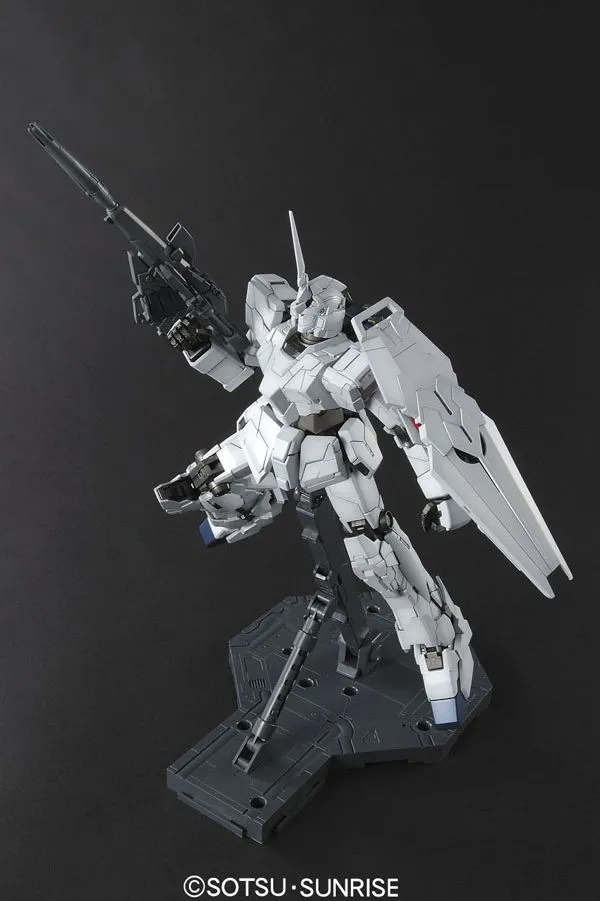 Mobile Suit Gundam Master Grade 1/100 Unicorn Gundam Model Kit