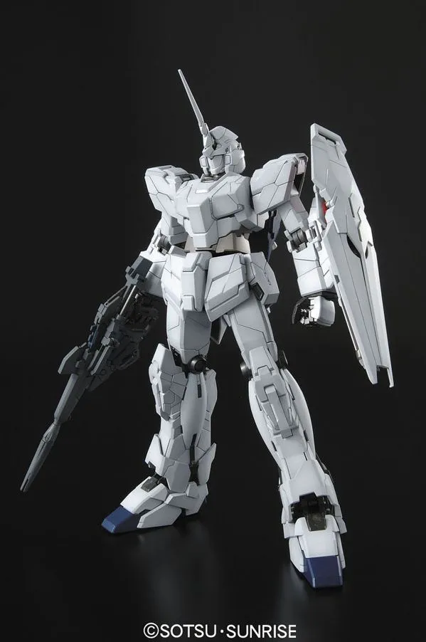 Mobile Suit Gundam Master Grade 1/100 Unicorn Gundam Model Kit