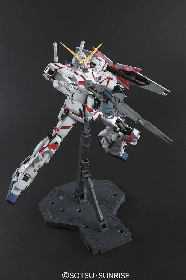 Mobile Suit Gundam Master Grade 1/100 Unicorn Gundam Model Kit